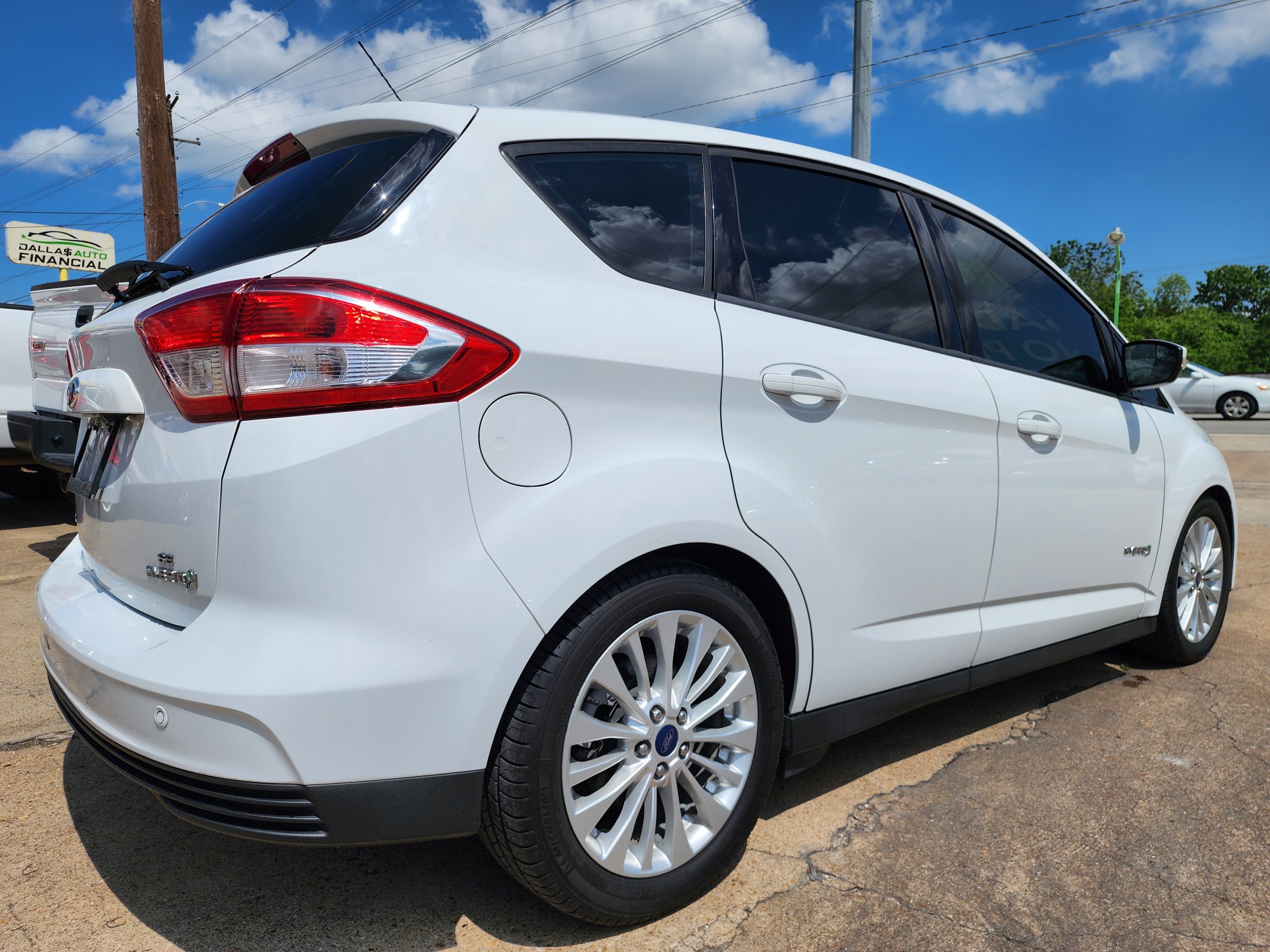 2018 DIAMOND WHITE Ford C-Max Hybrid SE (1FADP5AU8JL) with an 2.0L L4 DOHC 16V HYBRID engine, CVT transmission, located at 2660 S.Garland Avenue, Garland, TX, 75041, (469) 298-3118, 32.885551, -96.655602 - Welcome to DallasAutos4Less, one of the Premier BUY HERE PAY HERE Dealers in the North Dallas Area. We specialize in financing to people with NO CREDIT or BAD CREDIT. We need proof of income, proof of residence, and a ID. Come buy your new car from us today!! This is a Super Clean 2018 FORD C-MAX - Photo #3